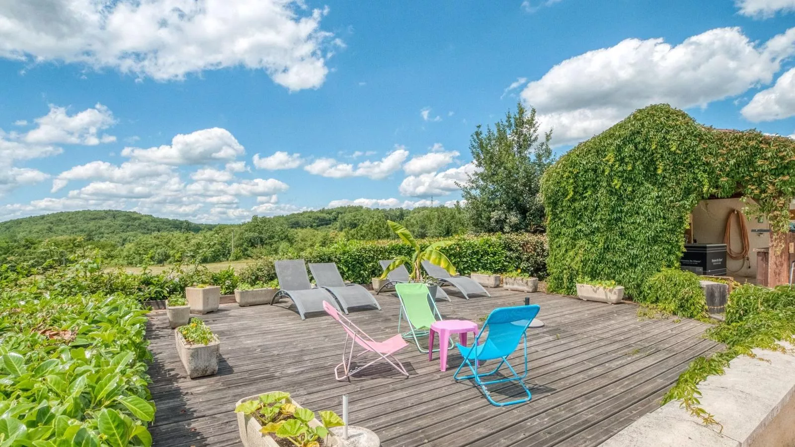 Lavende-Terrace balcony