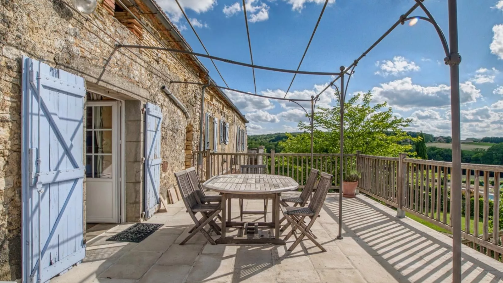 Lavende-Terrace balcony