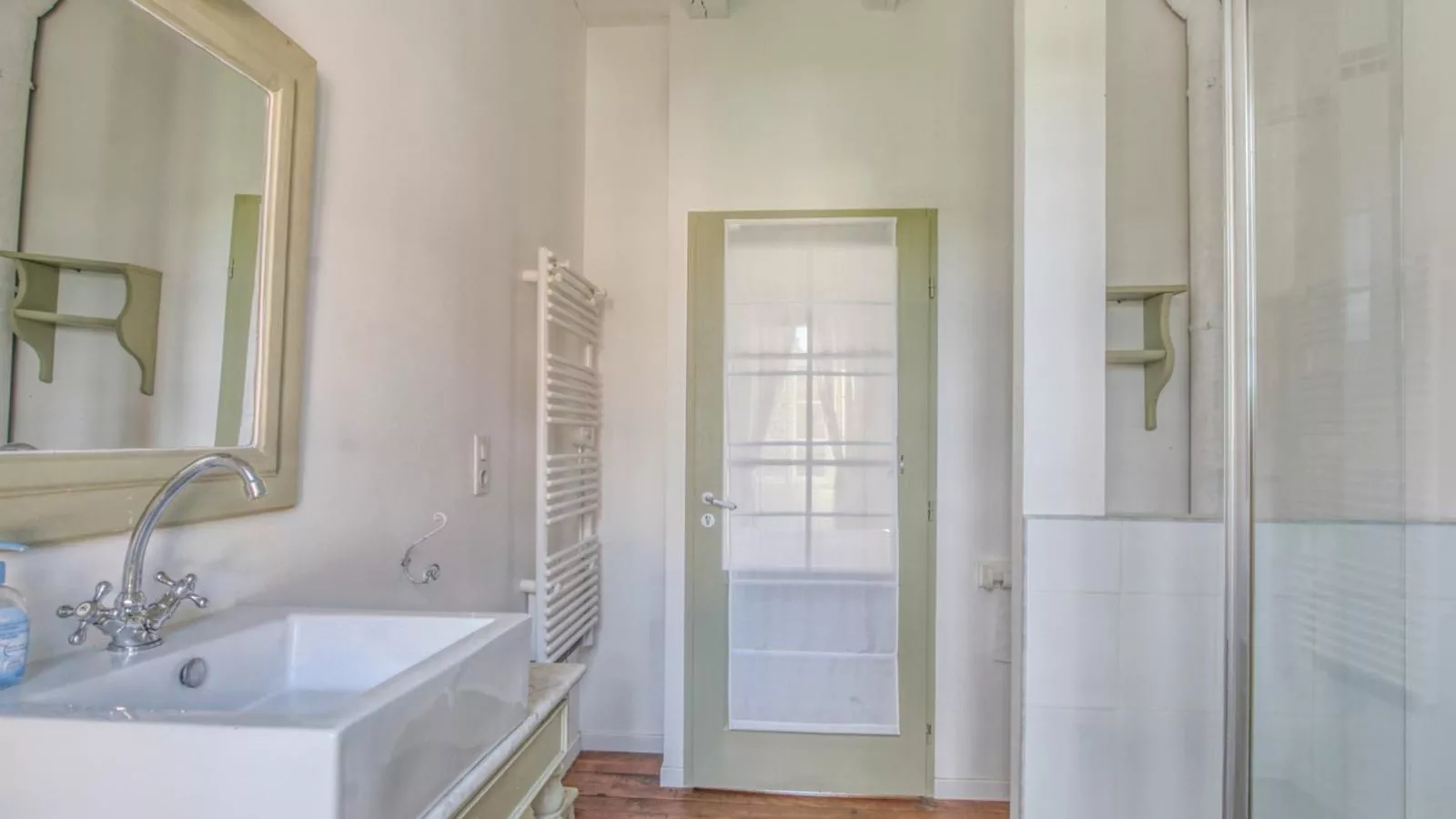 Lavende-Bathroom
