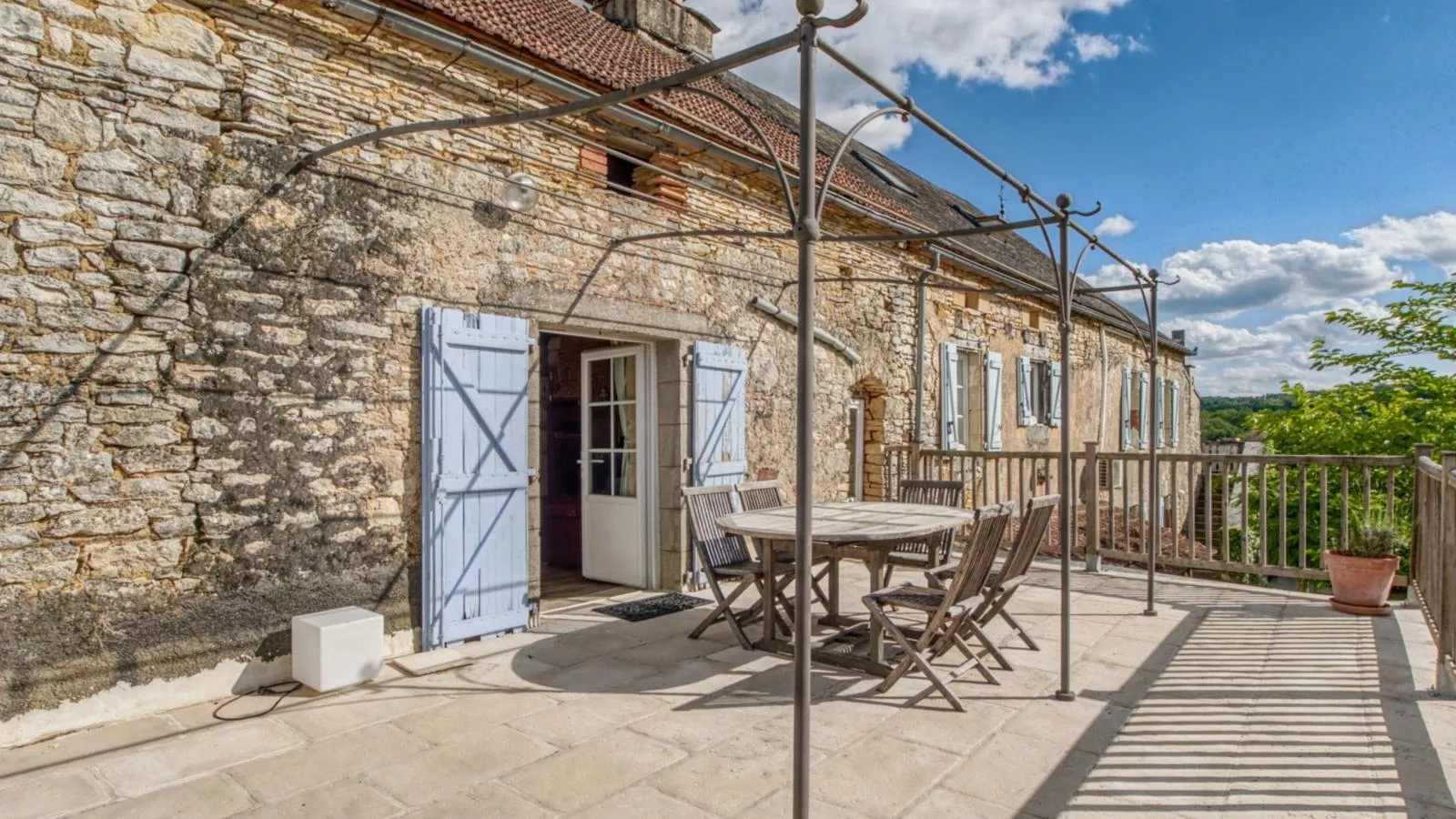 Lavende-Terrace balcony