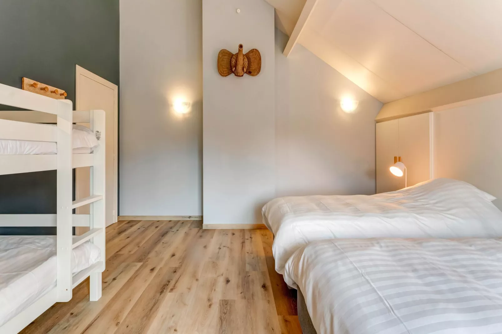 Luxe vakantiewoning met sauna en jacuzzi in Heers-Schlafzimmer