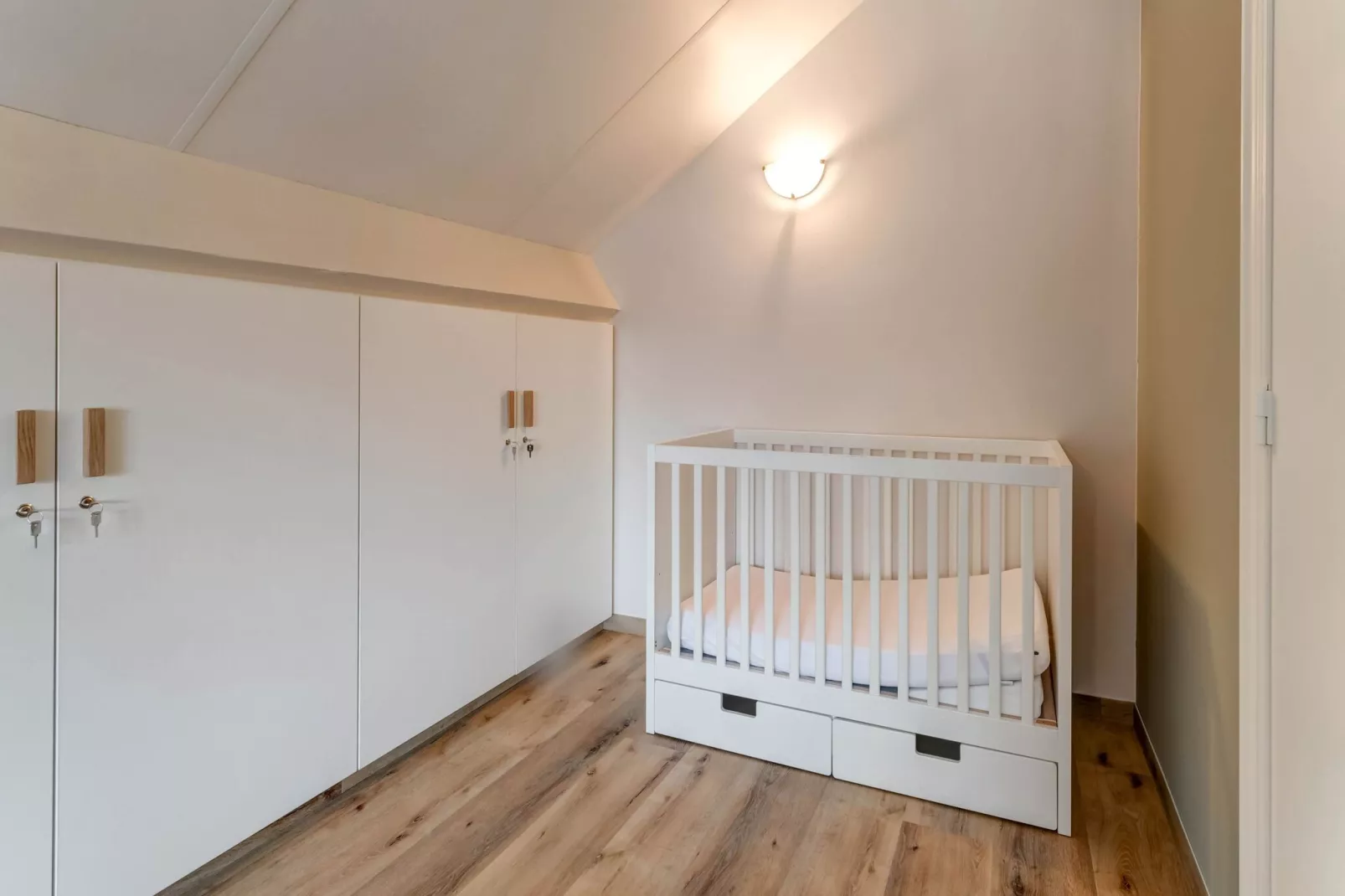Luxe vakantiewoning met sauna en jacuzzi in Heers-Schlafzimmer
