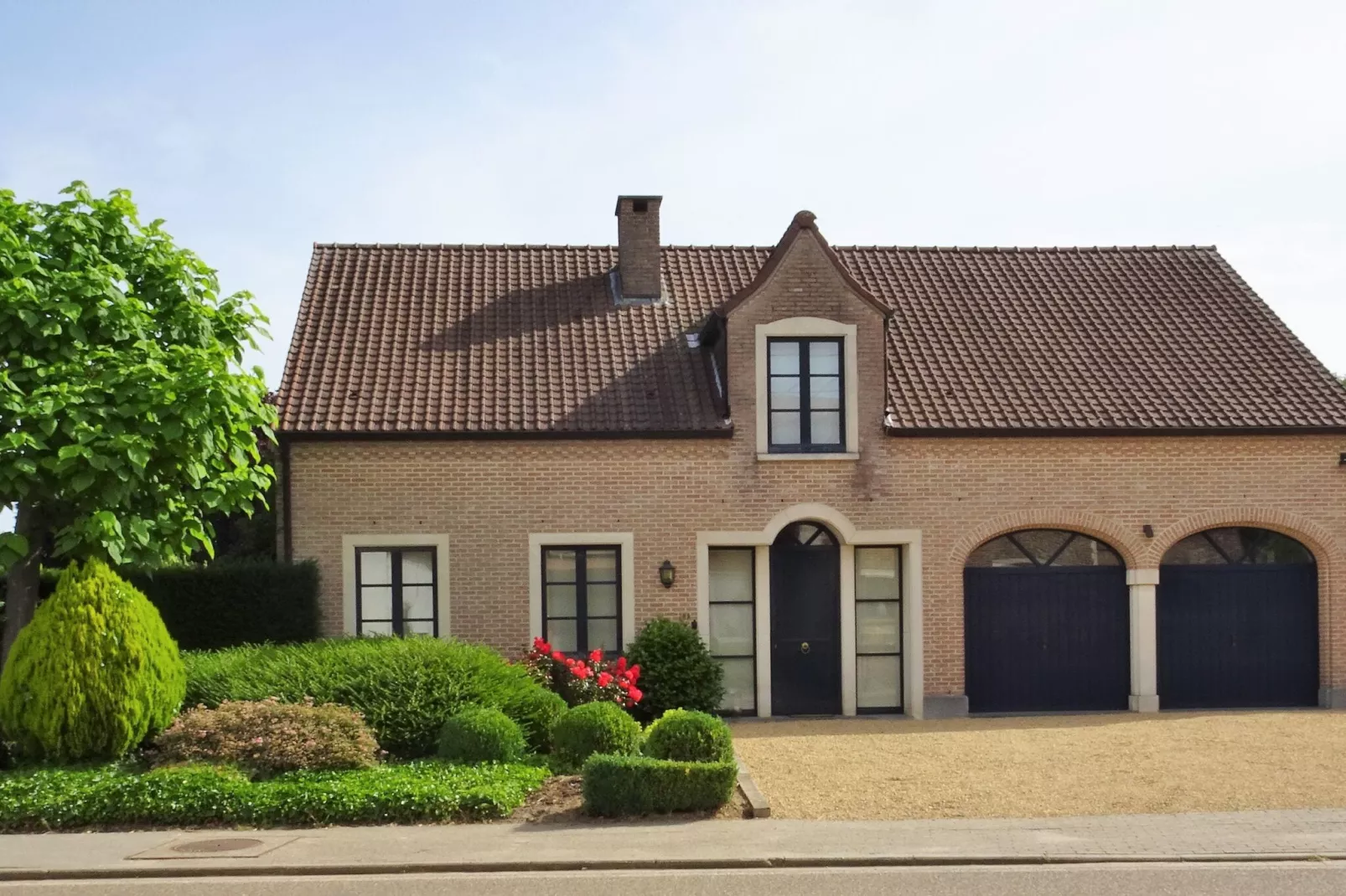 Luxe vakantiewoning met sauna en jacuzzi in Heers-Außenbereich Sommer
