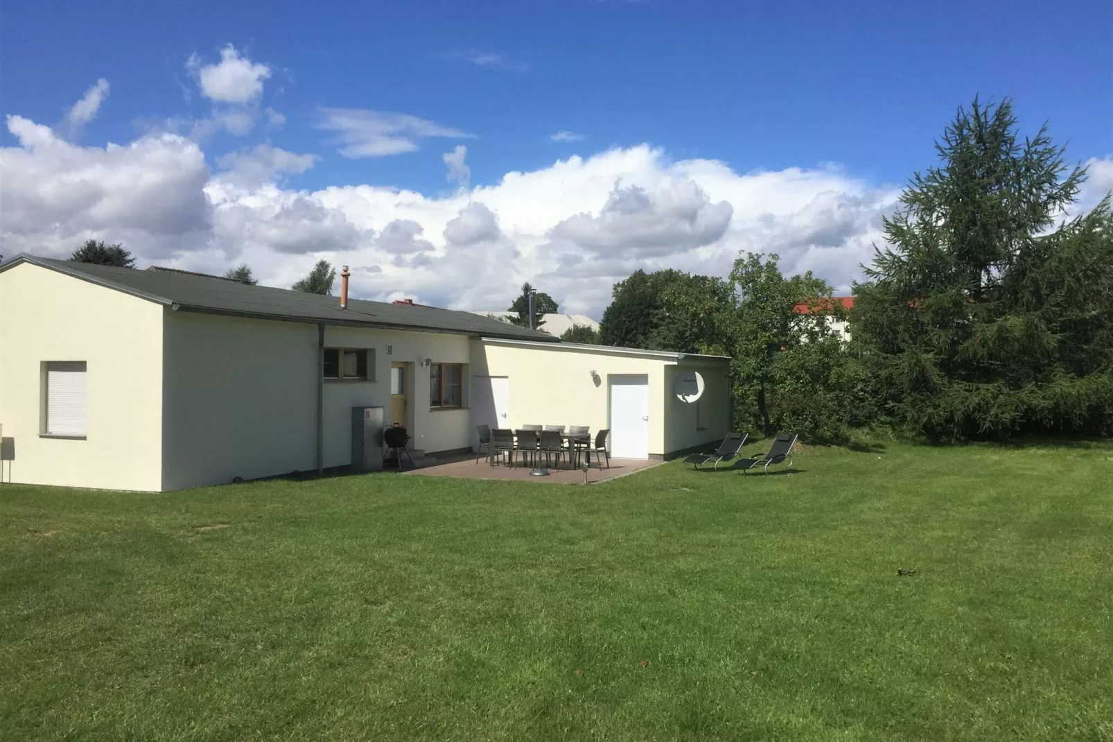 Ferienhaus Im Gutshofpark mit Sauna-Exterior summer