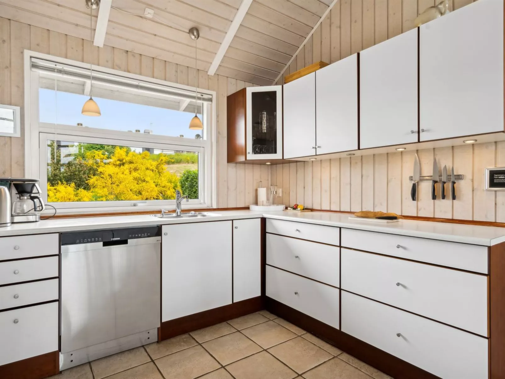 "Edo" - 250m from the sea-Drinnen