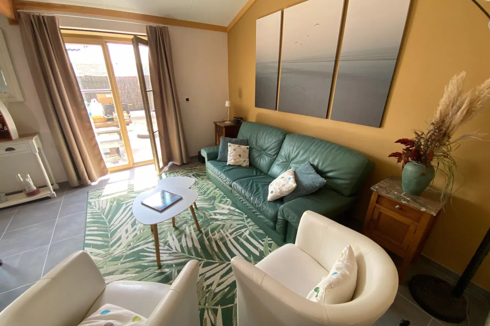 WH2 / 8-Living room