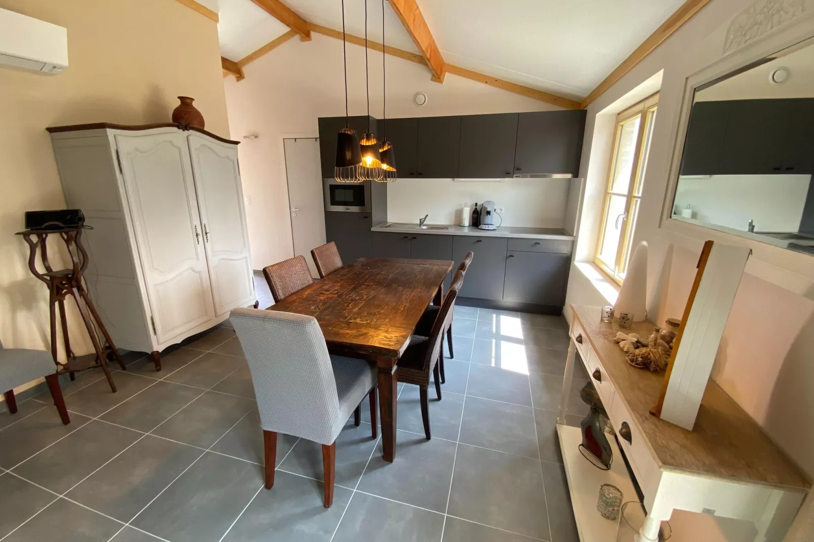 WH2 / 8-Dining room