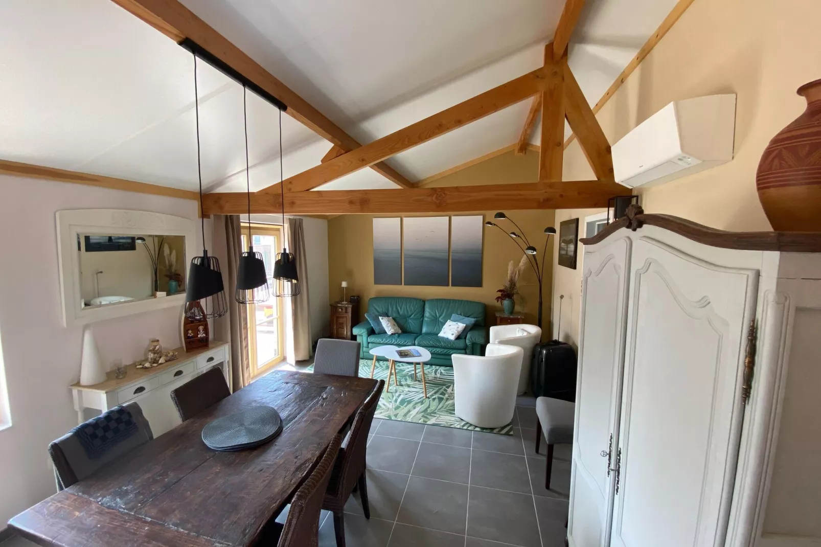 WH2 / 8-Living room