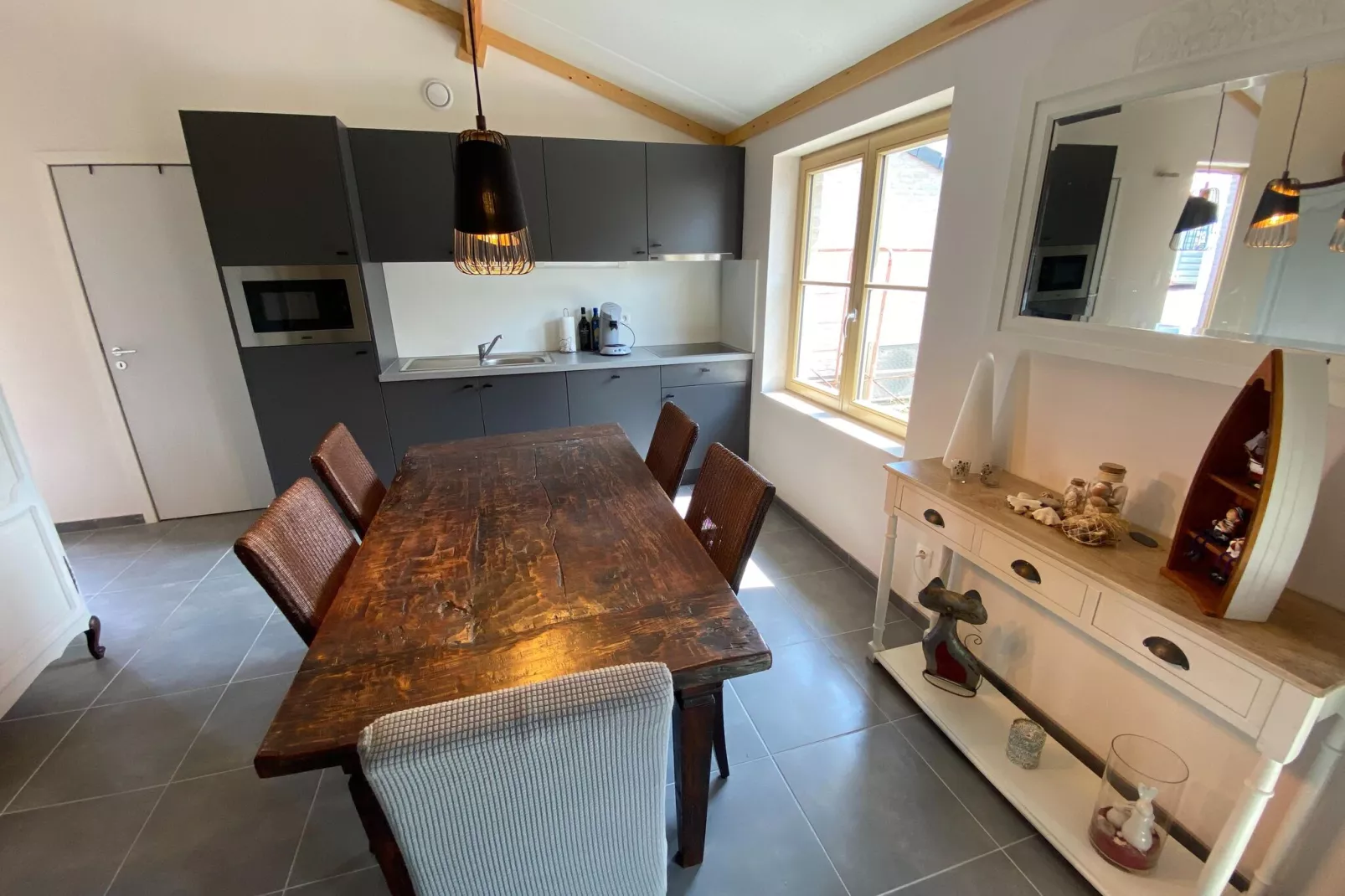 WH2 / 8-Dining room