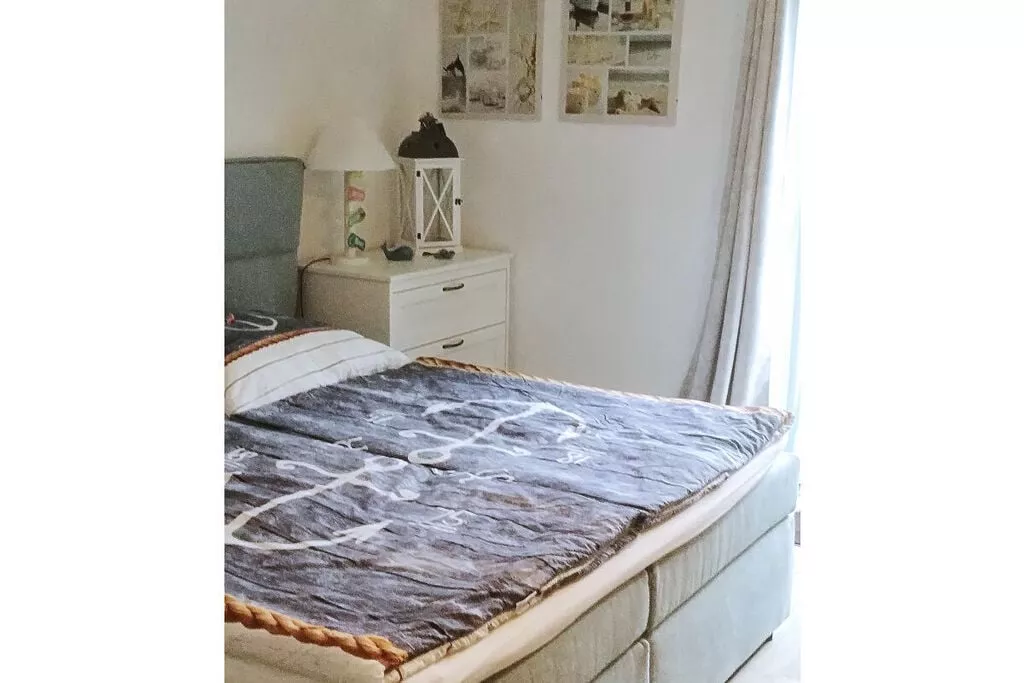 239008-Bedroom