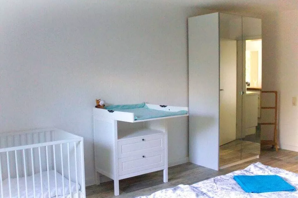 239008-Bedroom