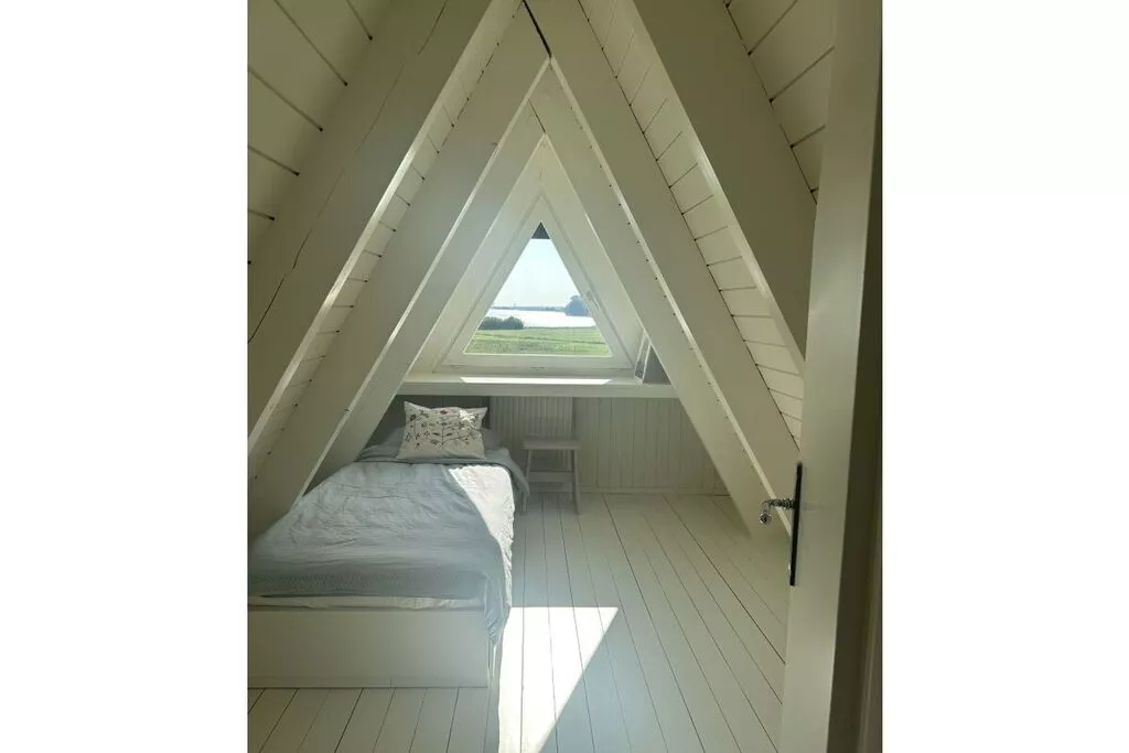 458763-Bedroom