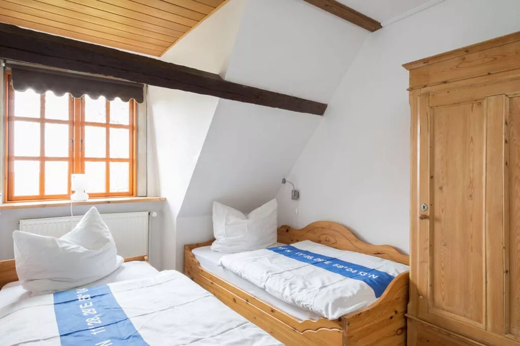 127599-Bedroom