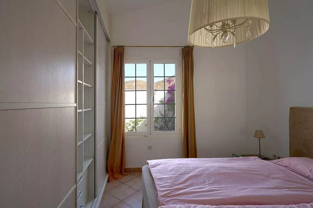 410552-Bedroom