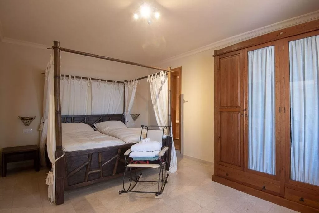 17318-Bedroom