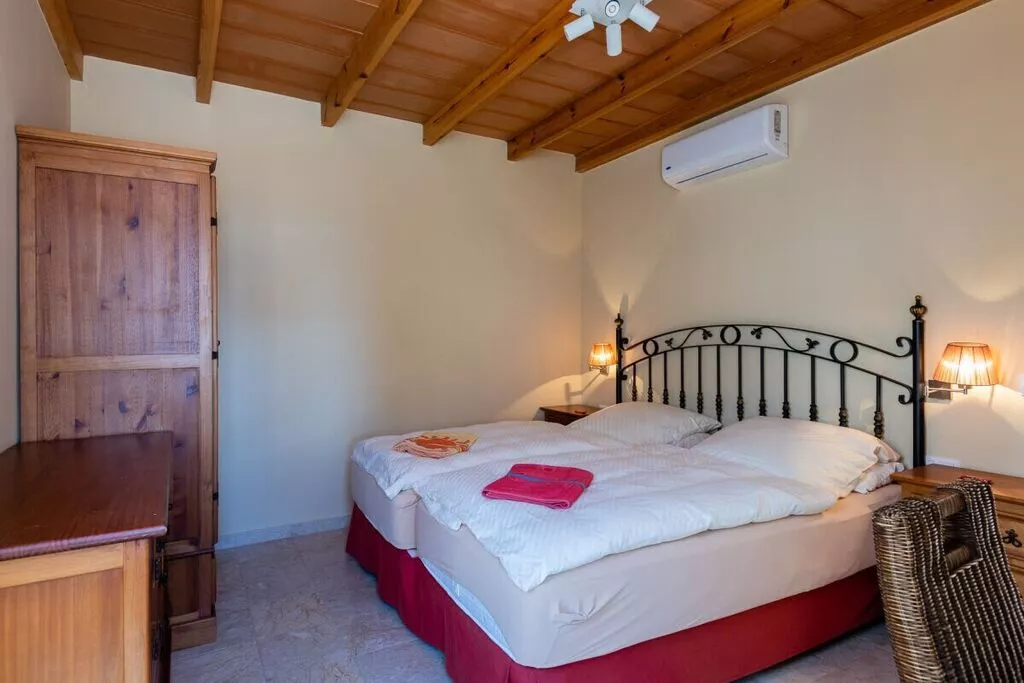 14640-Bedroom