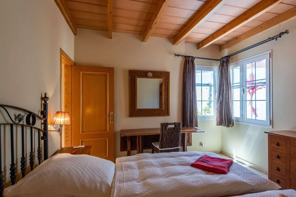 14640-Bedroom
