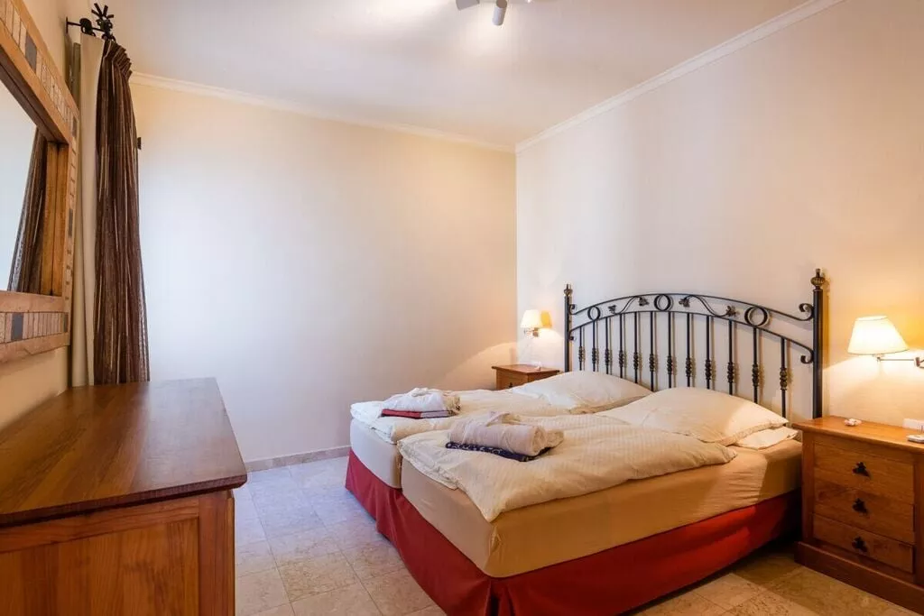 14640-Bedroom