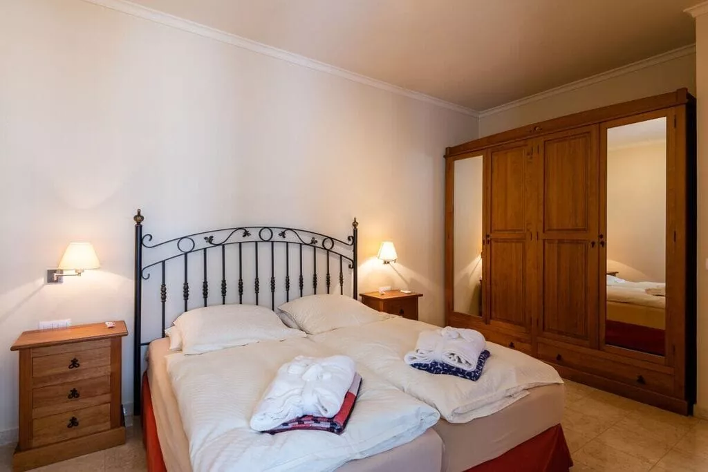 14640-Bedroom