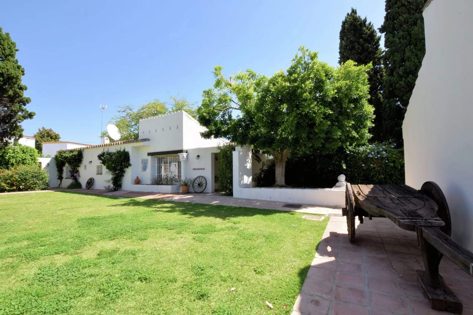 La Abadesa-Exterior summer