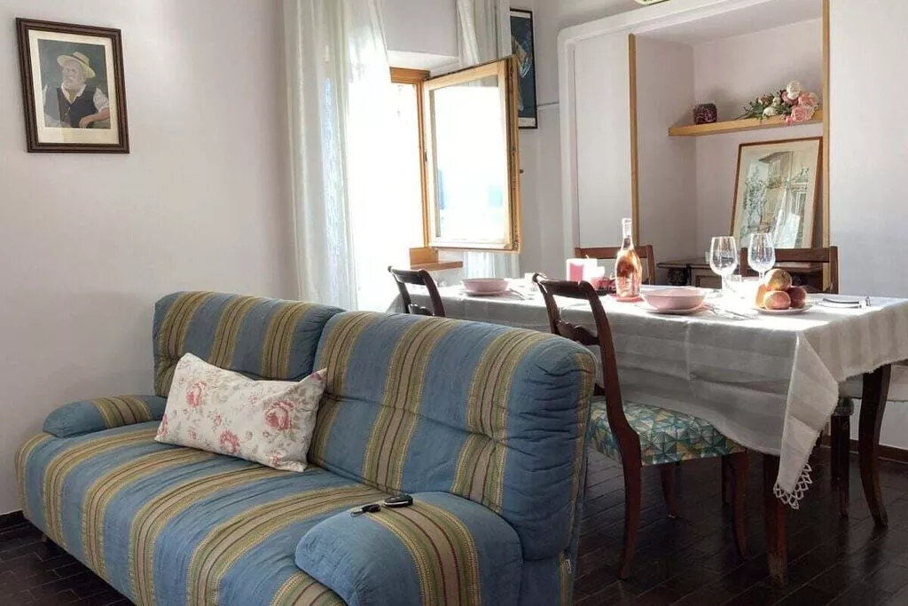 303265-Dining room
