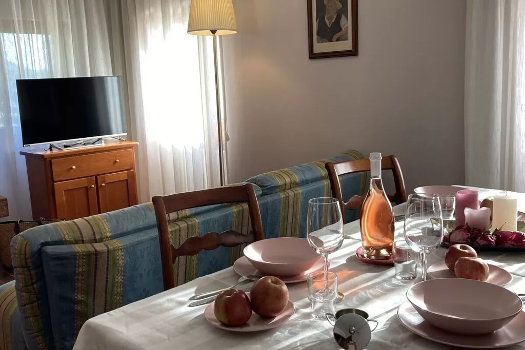303265-Dining room