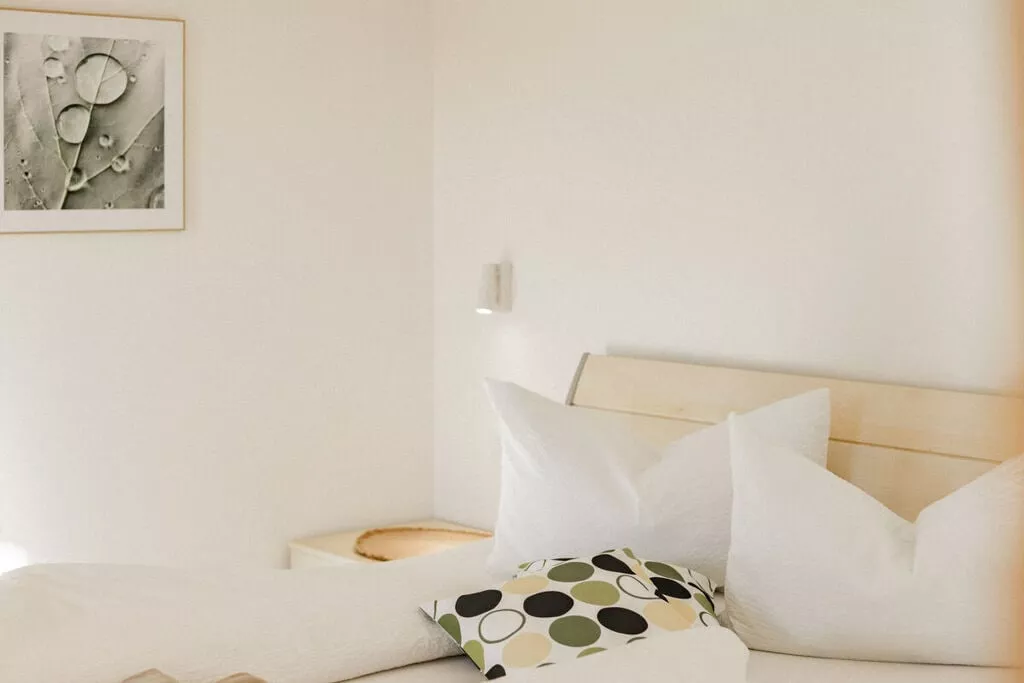 89807-Bedroom