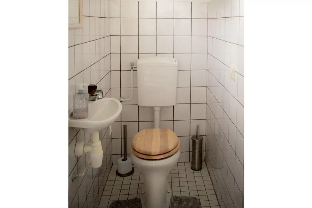 430992-Bathroom