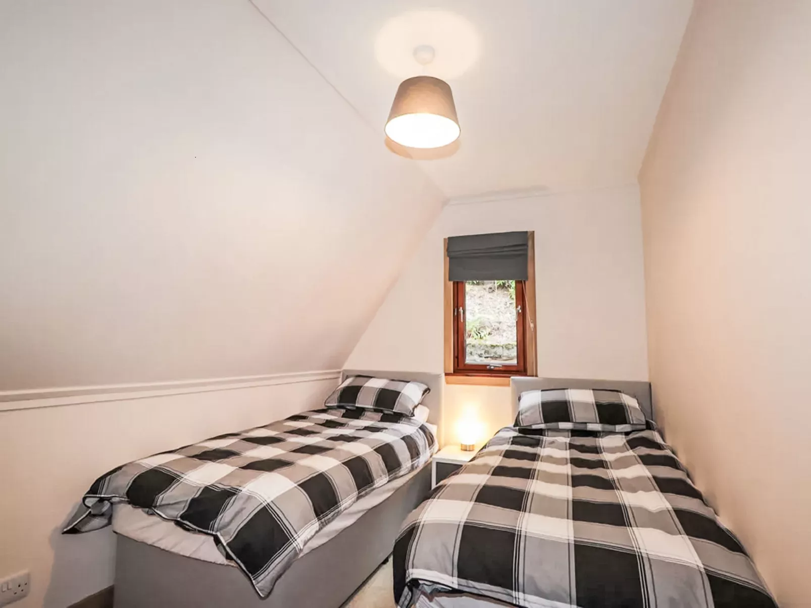 Loch Lochy Retreat-Inside