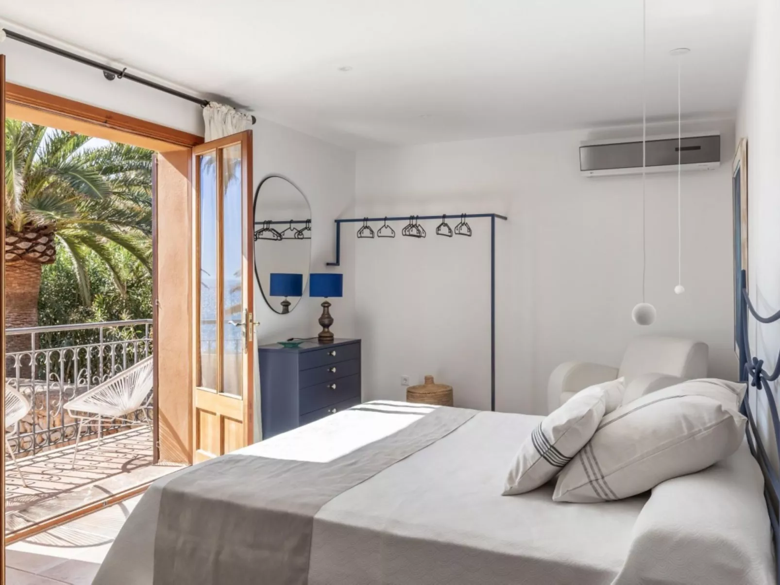 Embat de Mar-Inside