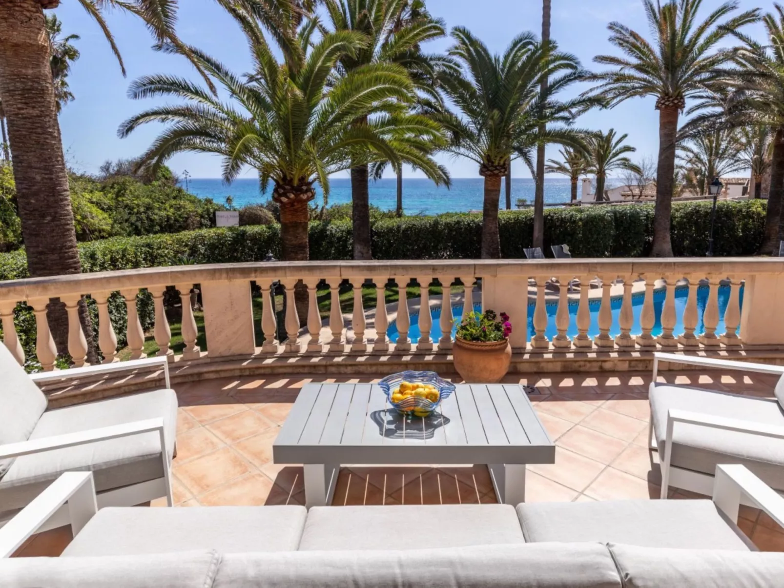 Embat de Mar-Outside