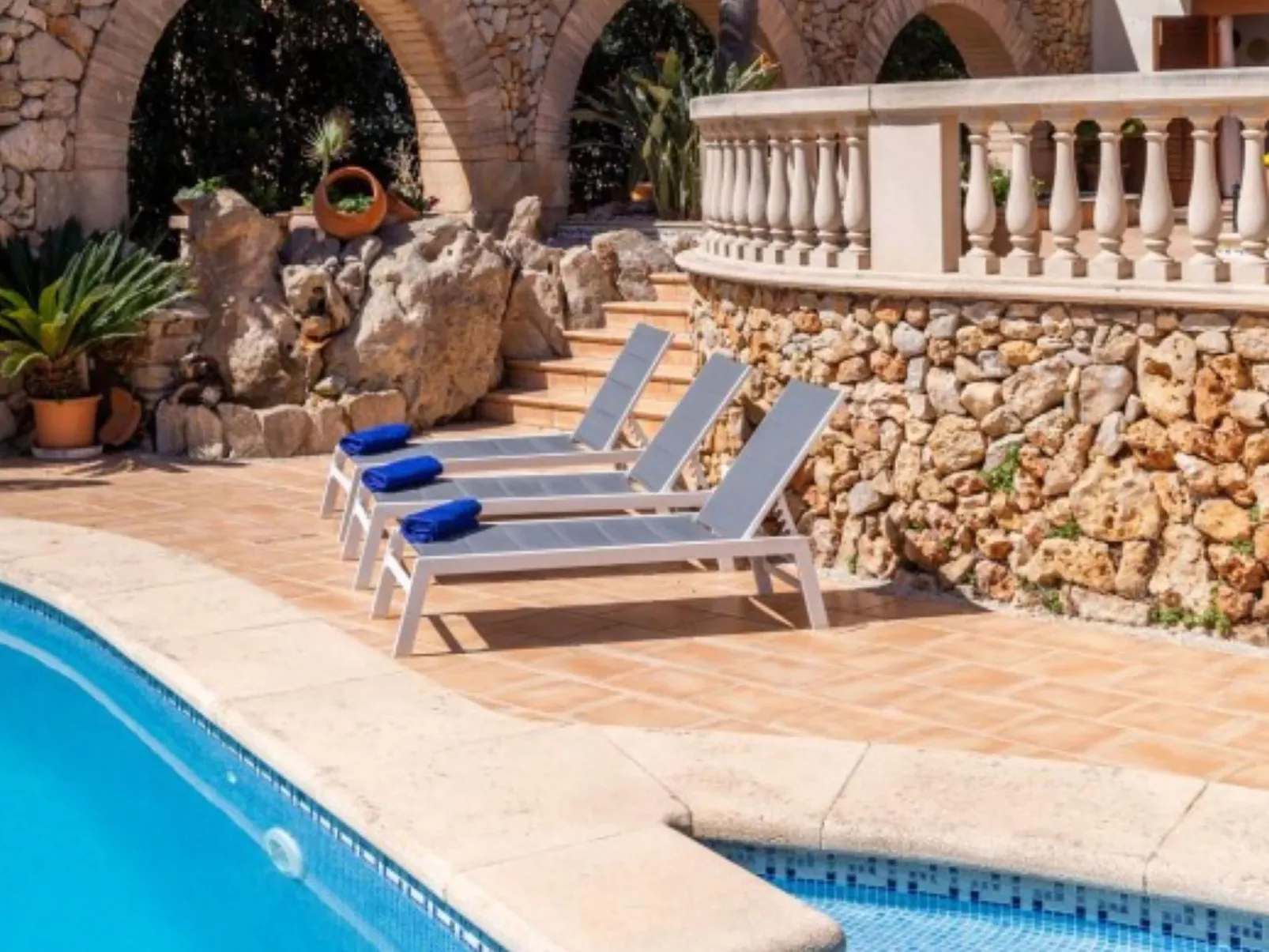 Embat de Mar-Outside