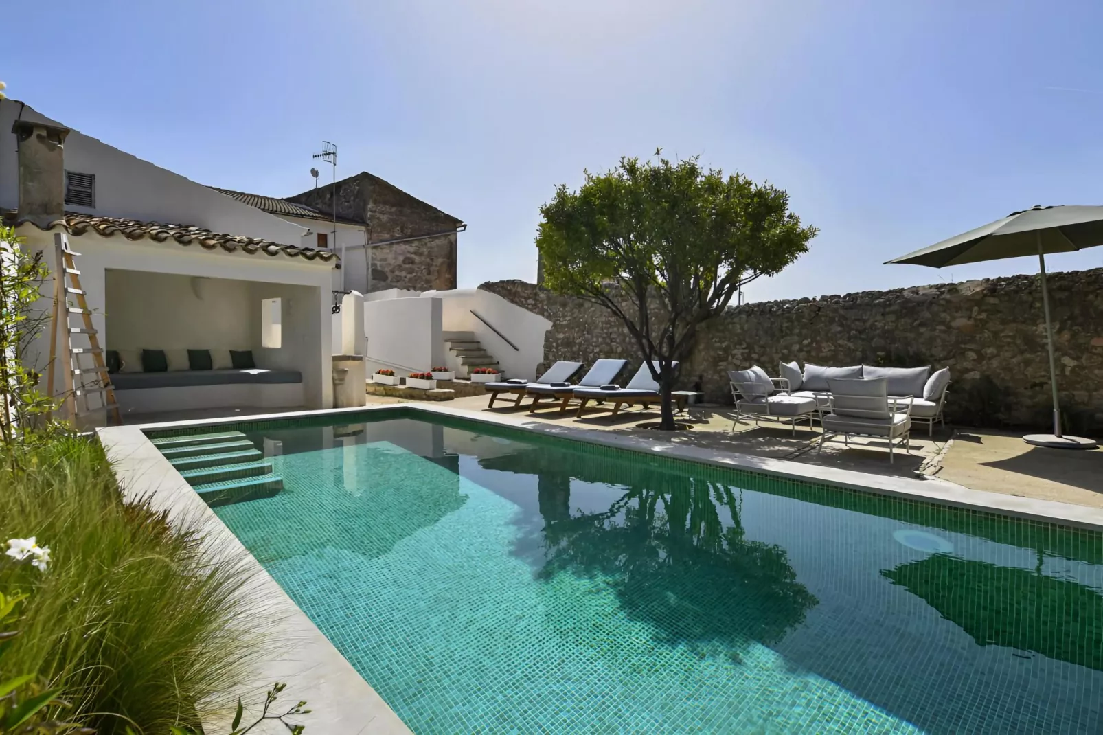 Convent-Pool