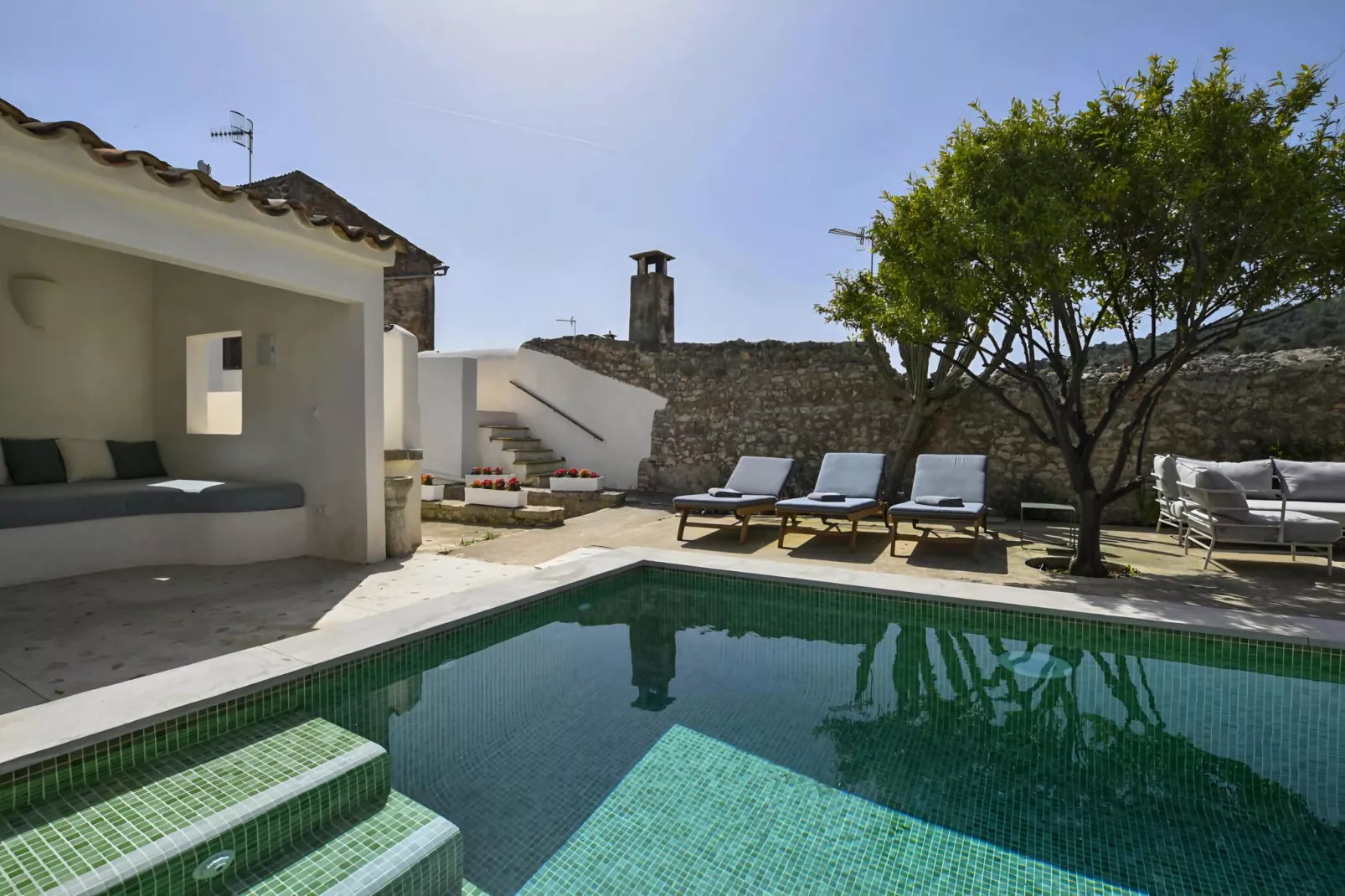 Convent-Pool