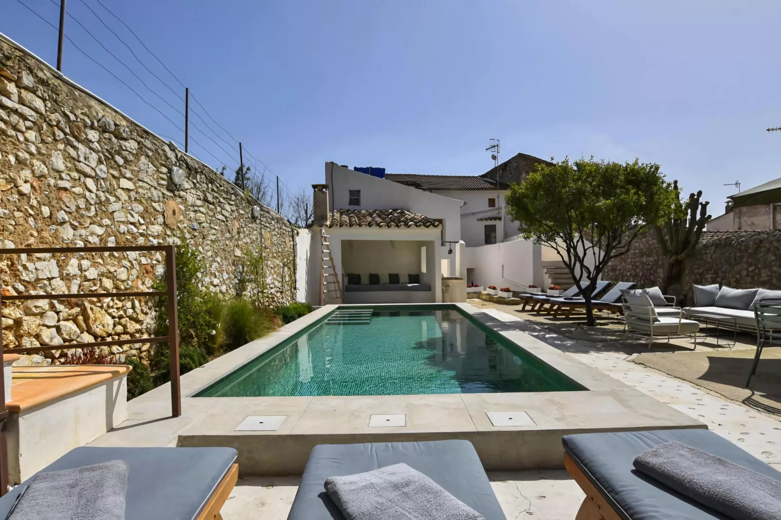 Convent-Pool