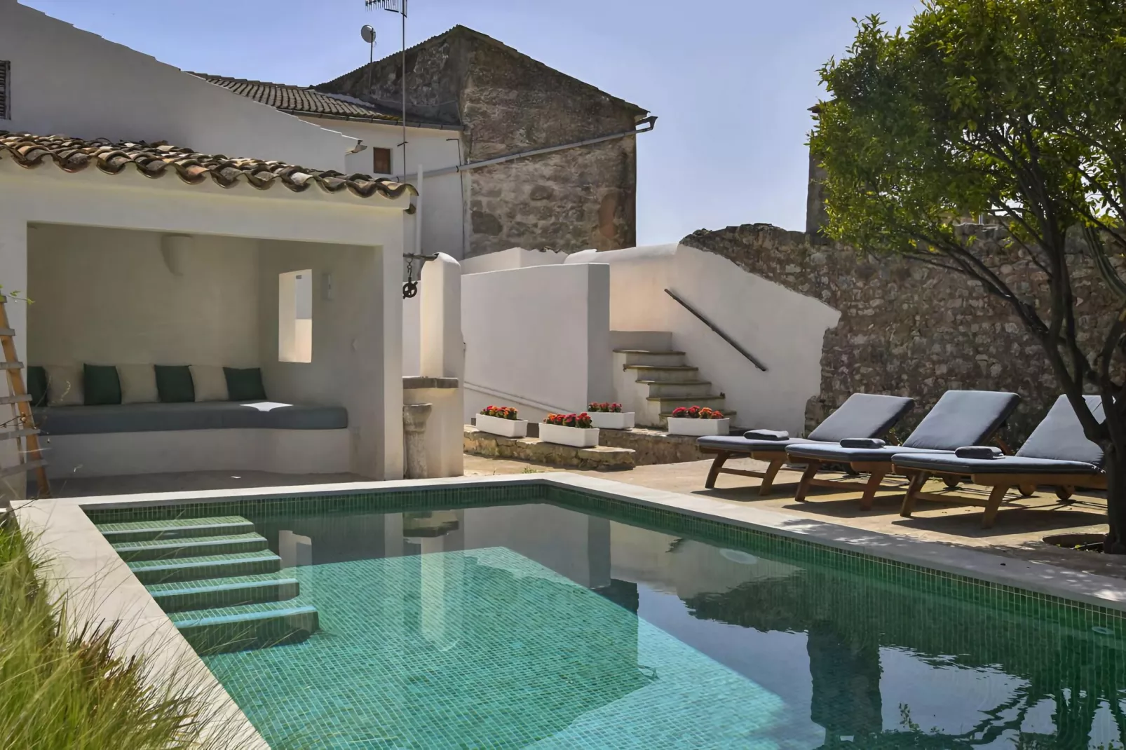 Convent-Pool