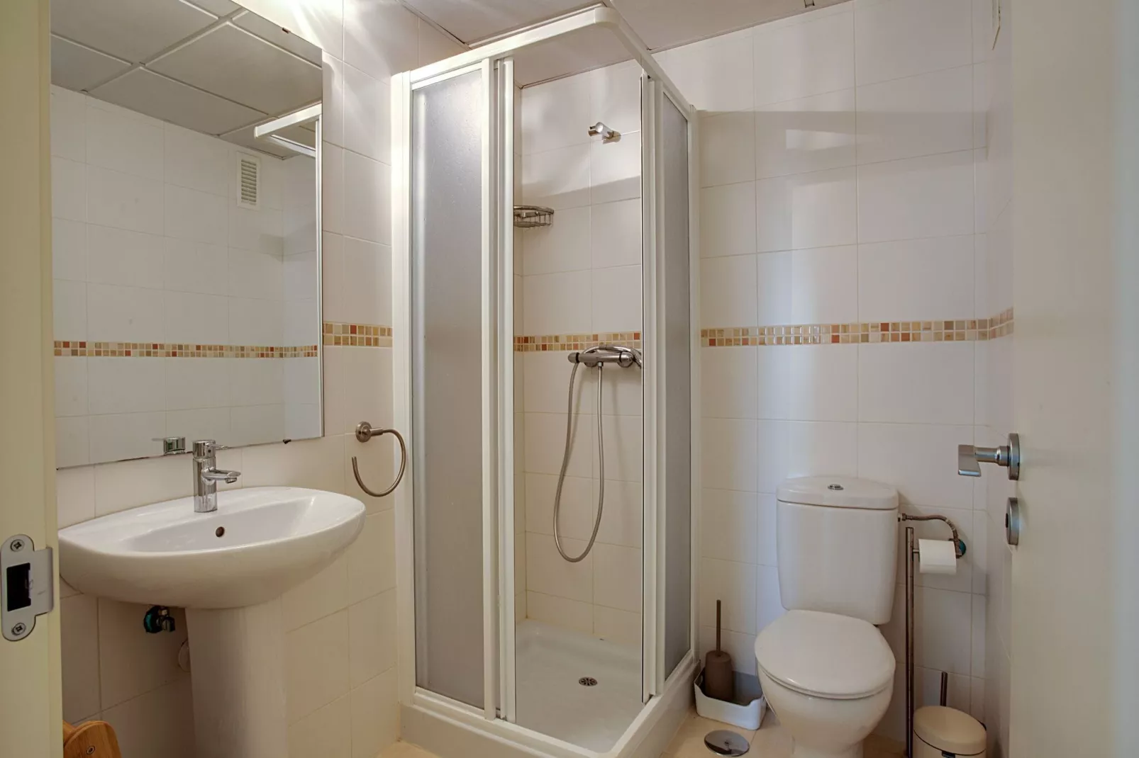 Lovely Apartment with swimming pool-Bathroom
