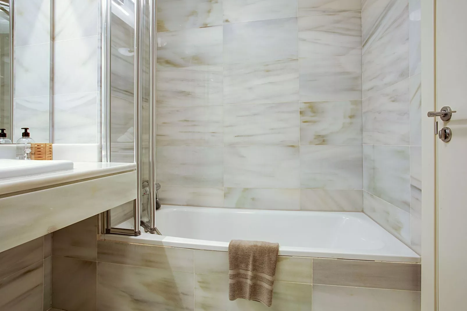 Lovely Apartment with swimming pool-Bathroom