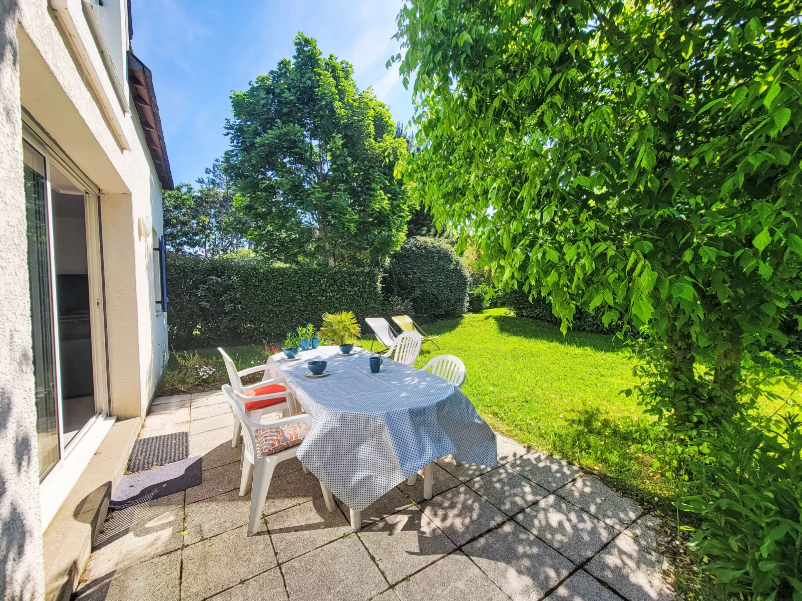 Le Clos St Colomban-Outside