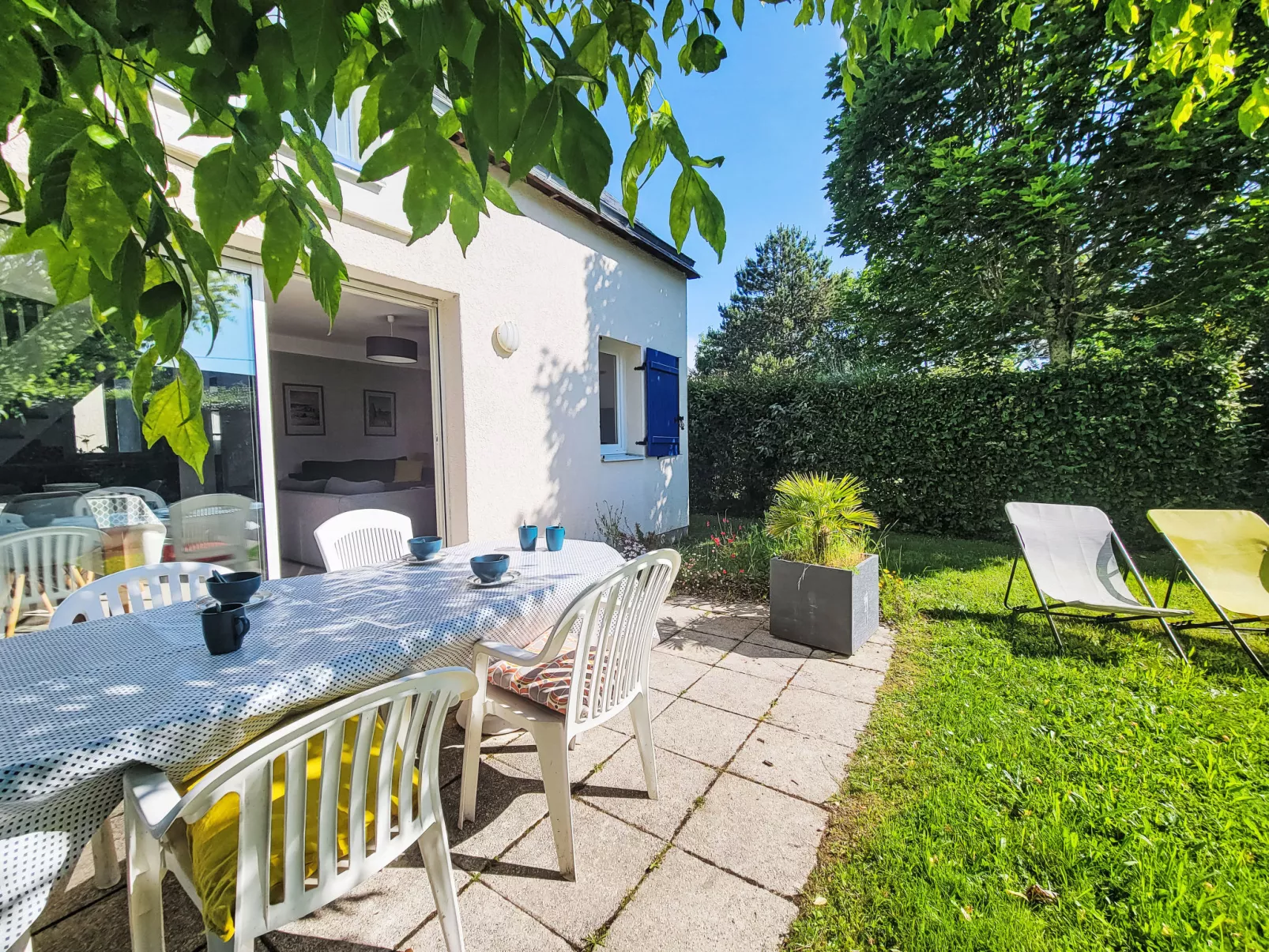 Le Clos St Colomban-Outside