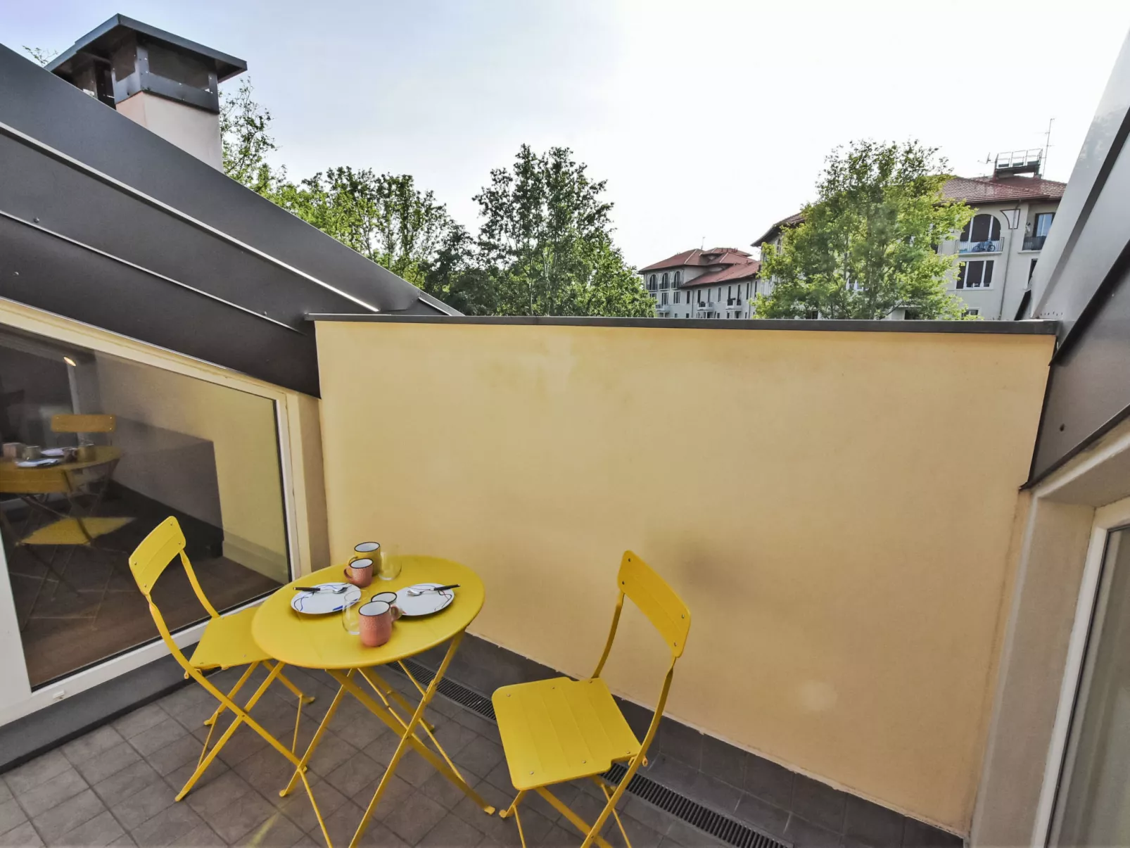 White Attic Terrace-Draußen