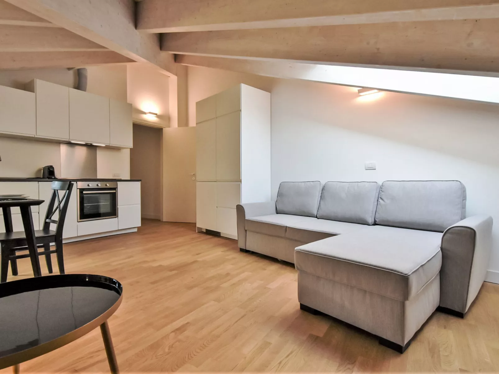 White Attic Terrace-Drinnen