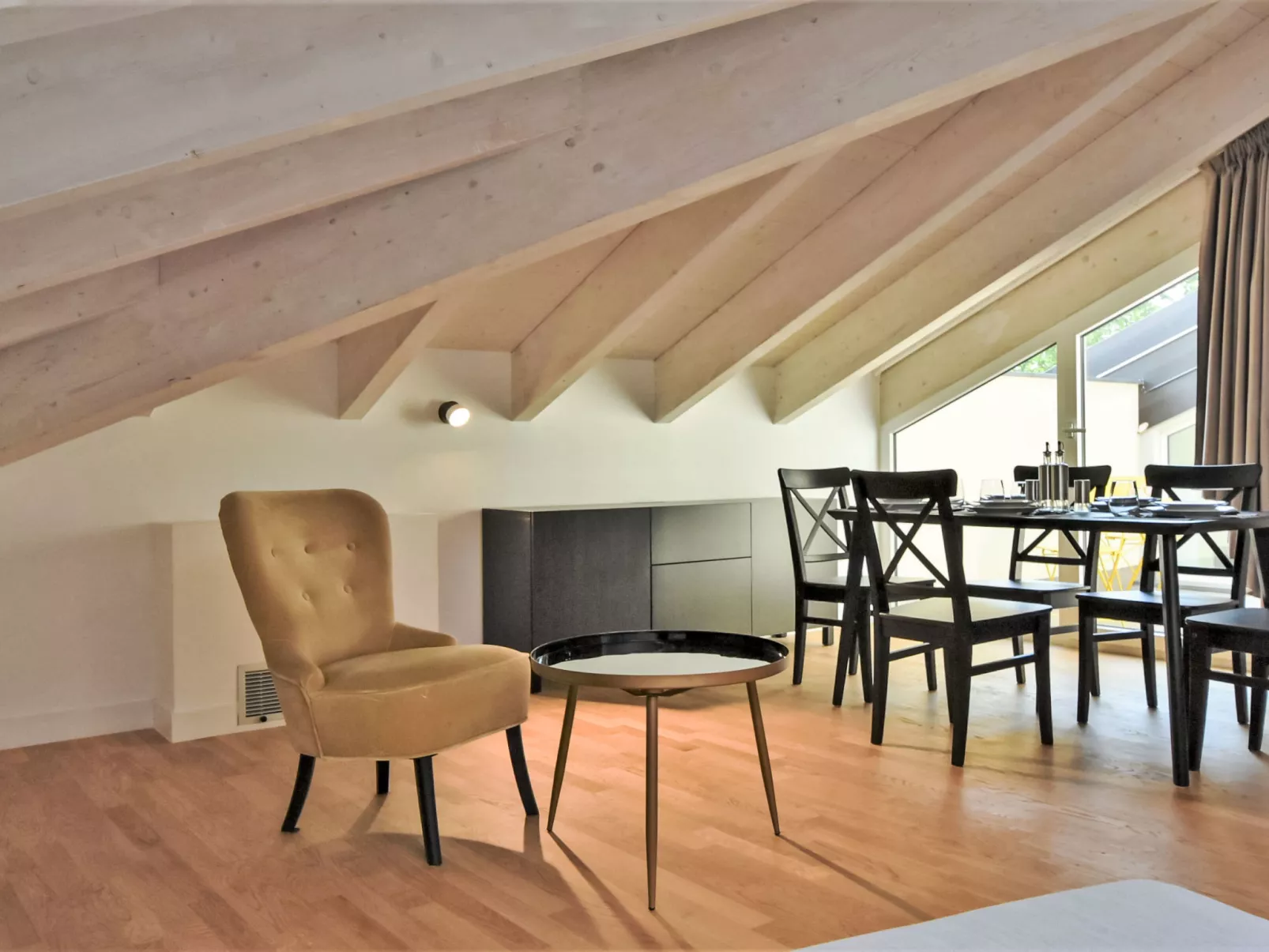 White Attic Terrace-Drinnen