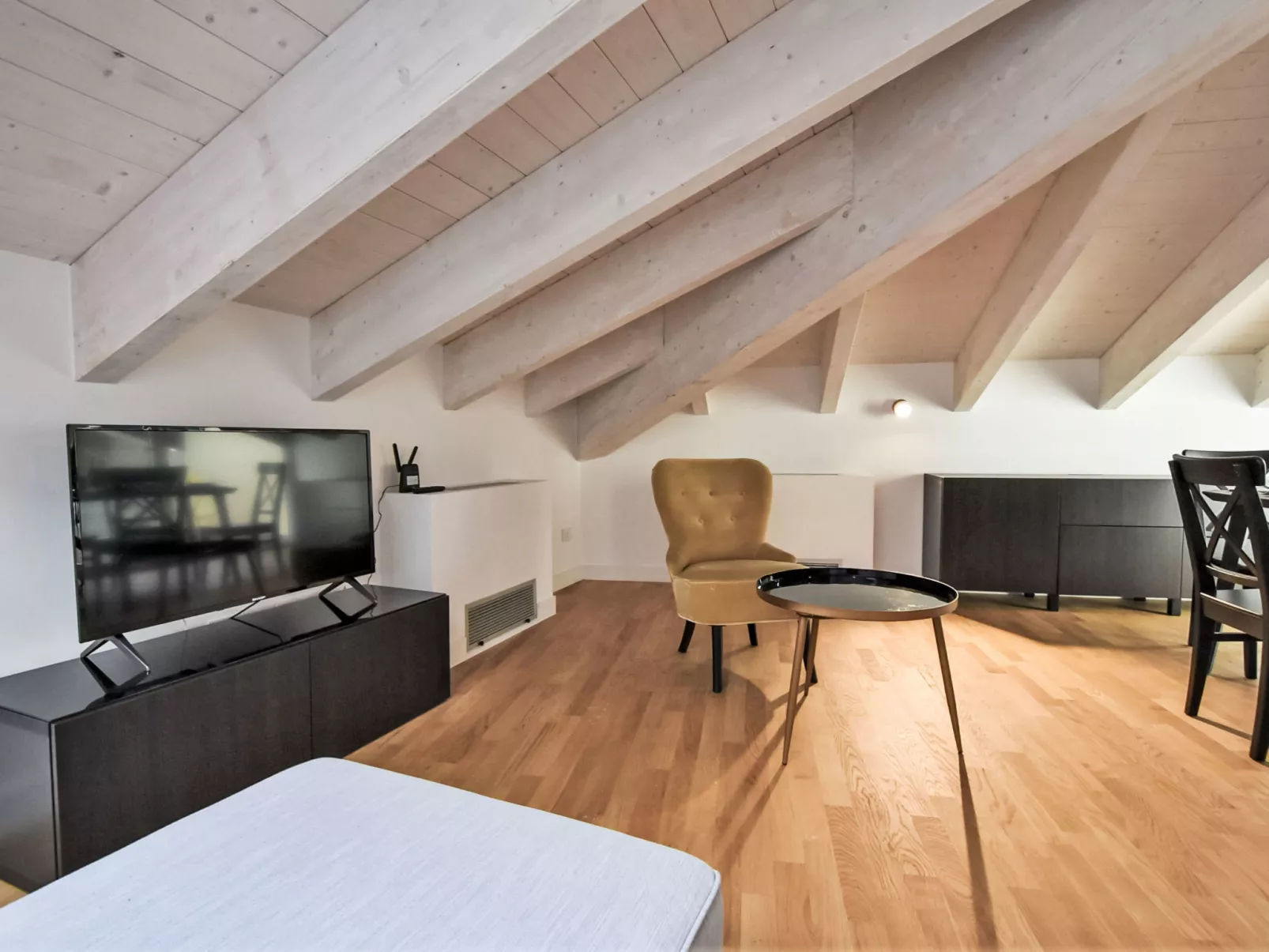 White Attic Terrace-Drinnen