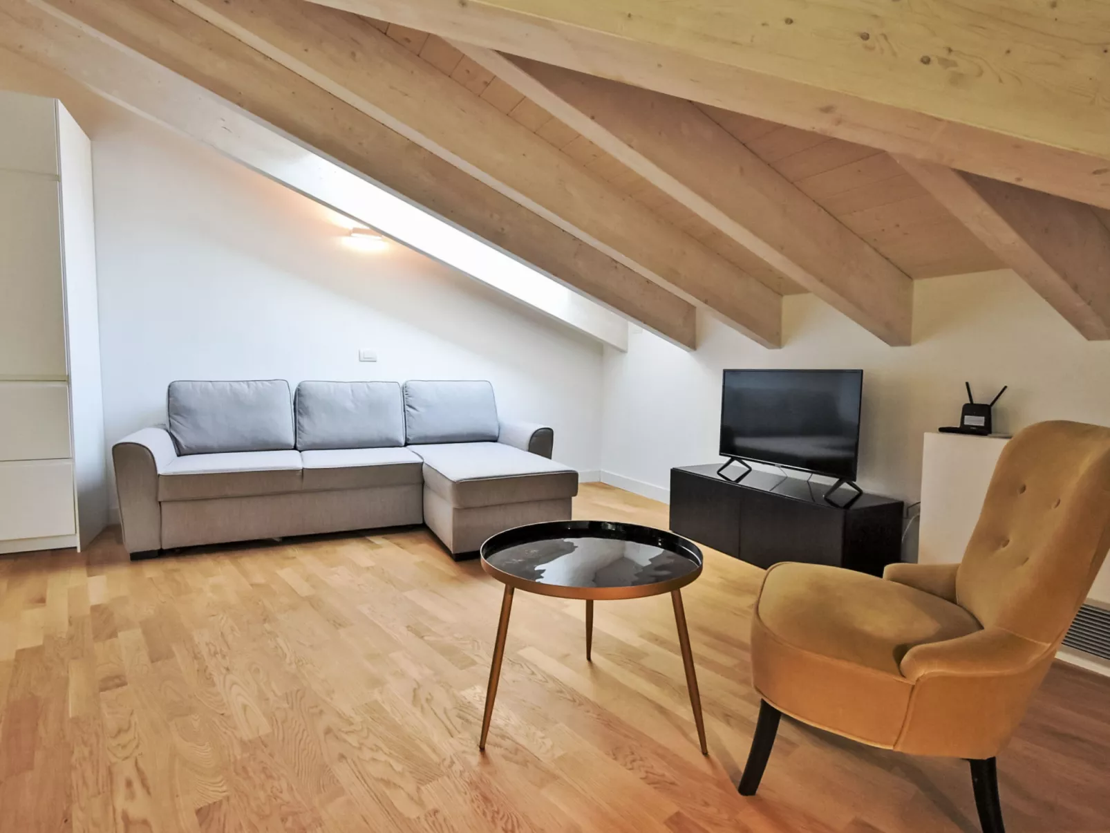 White Attic Terrace-Drinnen
