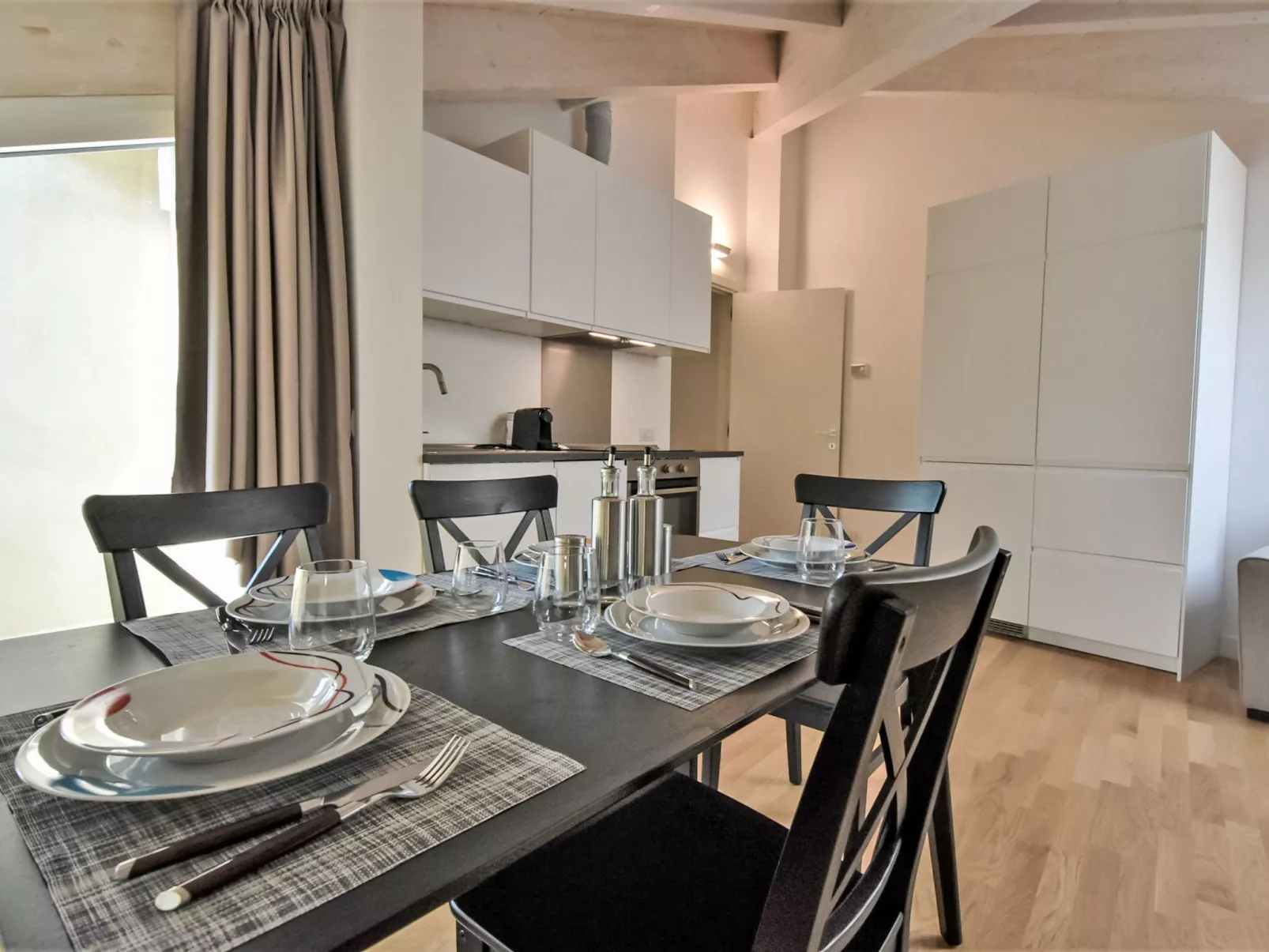 White Attic Terrace-Drinnen
