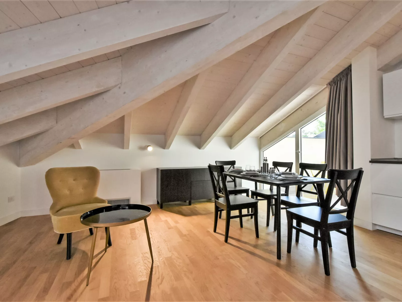 White Attic Terrace-Drinnen