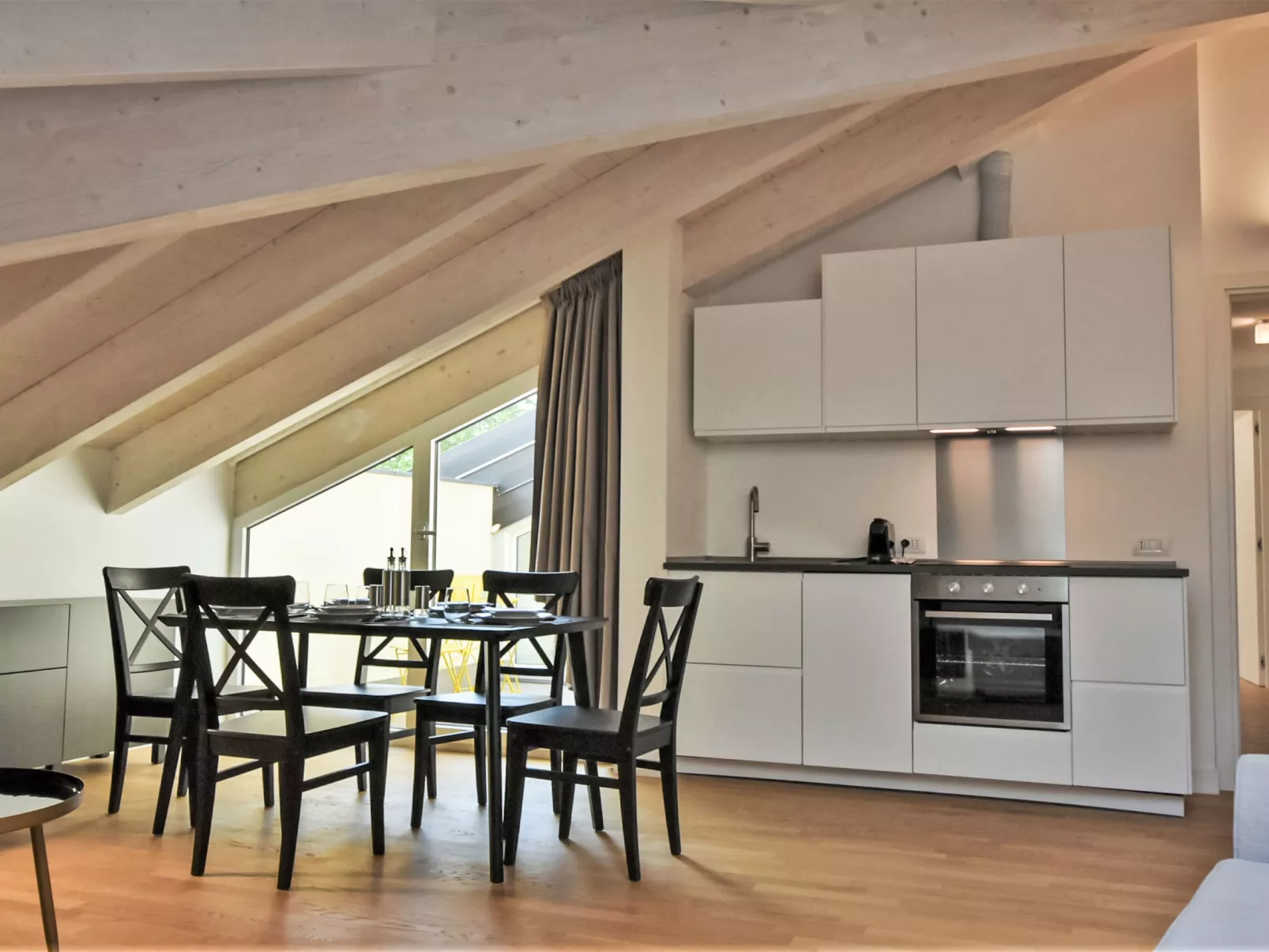 White Attic Terrace-Drinnen