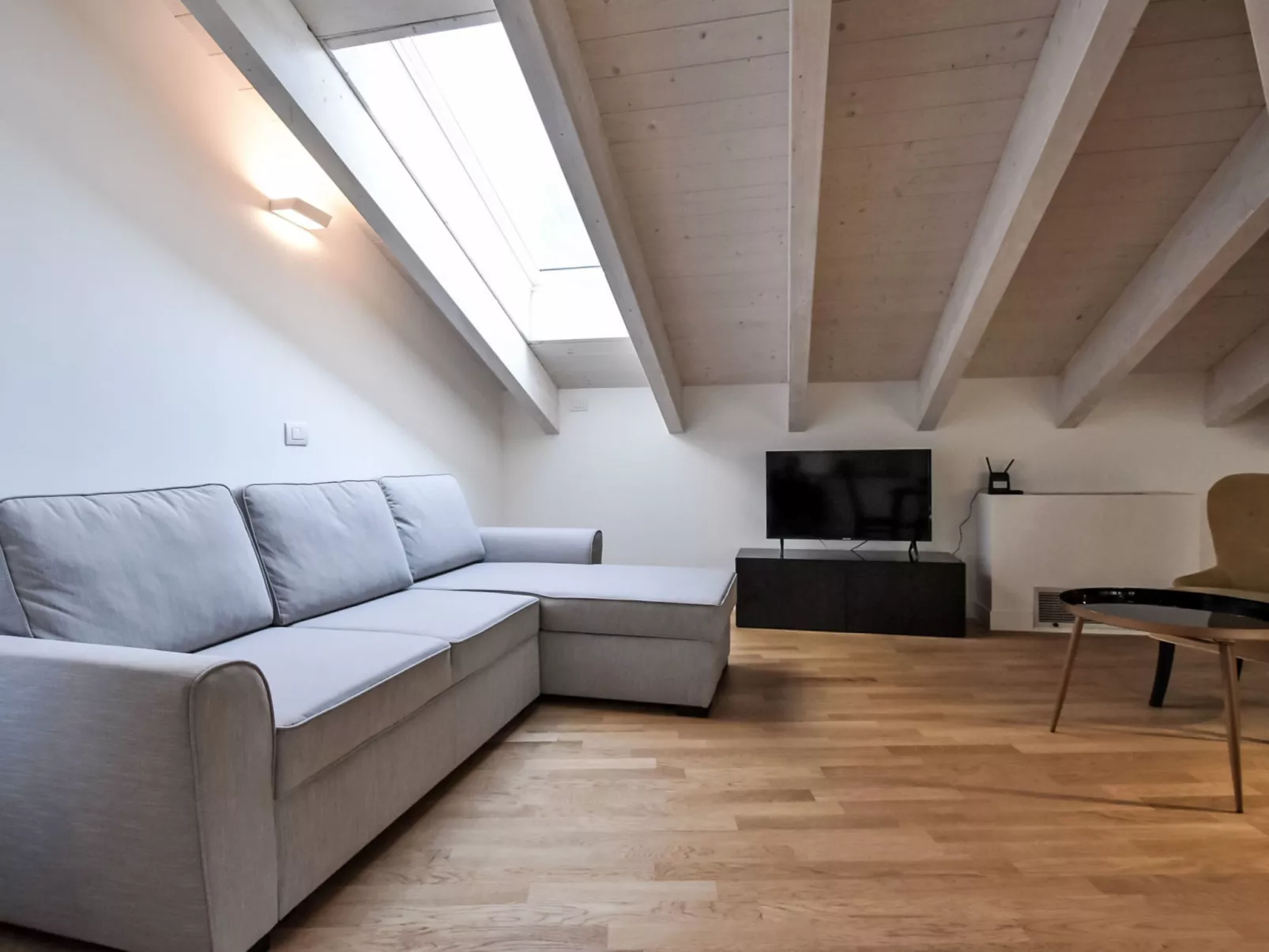 White Attic Terrace-Drinnen