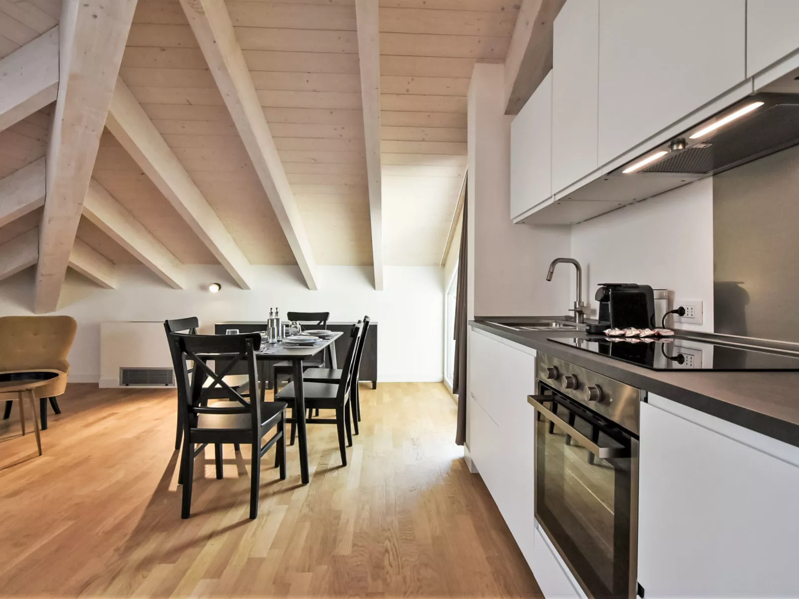 White Attic Terrace-Drinnen
